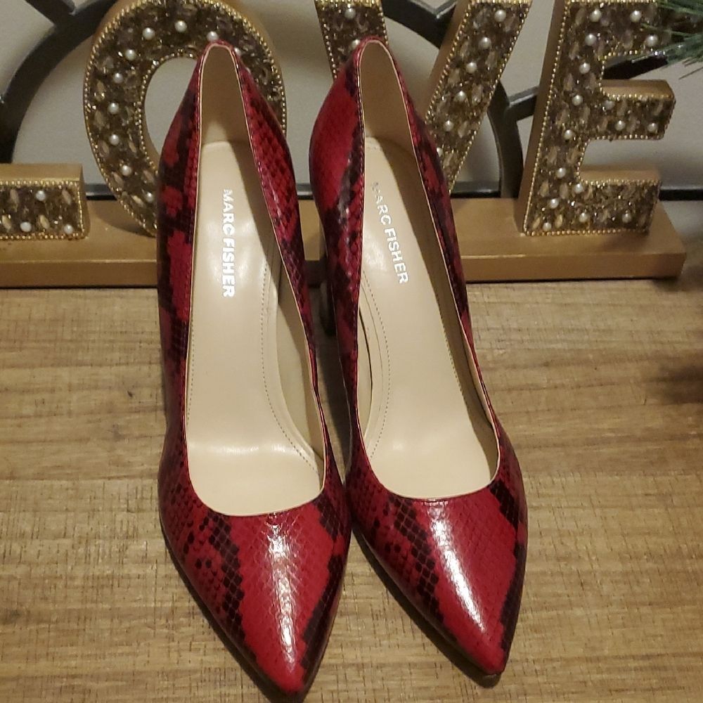 Marc Fisher Red Black Snake Print Women's Block Heels Sz 8.5 Classy Pointy Toe